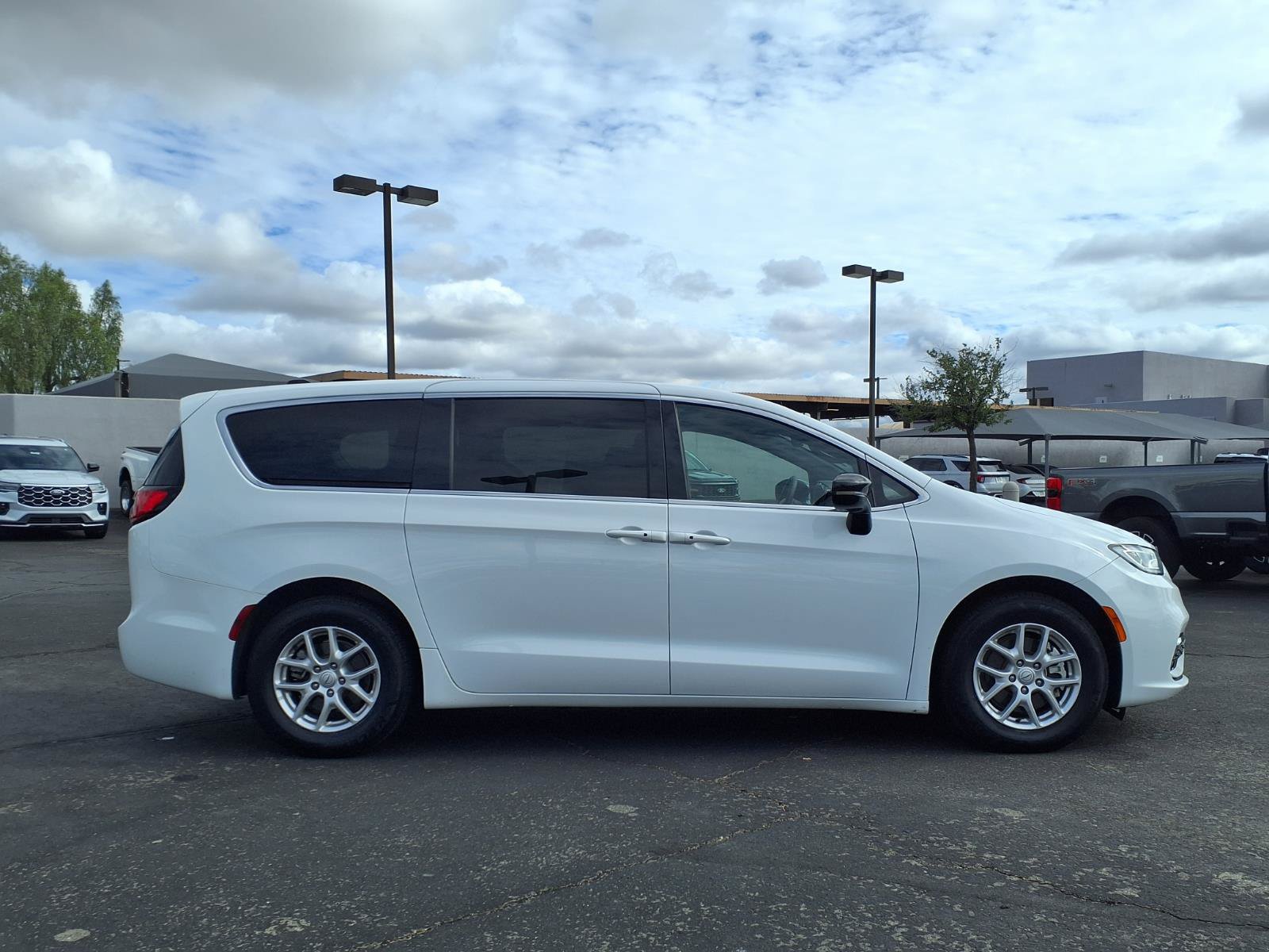 Used 2025 Chrysler Pacifica Select FWD image 7