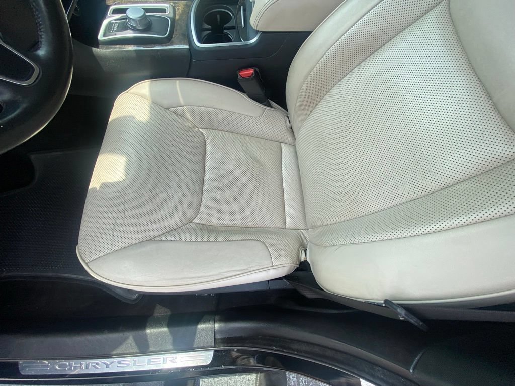 Used 2018 Chrysler 300 Limited AWD/4WD image 22