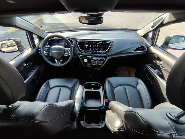 Used 2025 Chrysler Pacifica Select FWD image 2