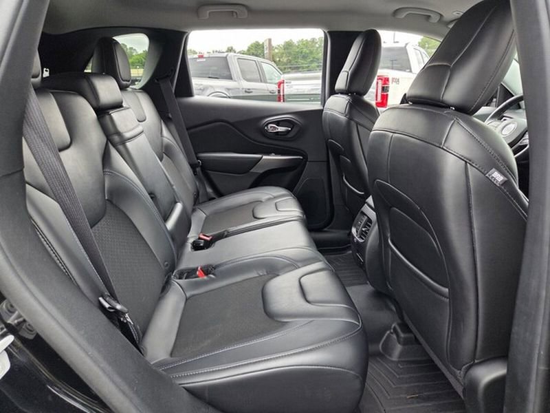 Used 2019 Jeep Cherokee Latitude Plus FWD image 16