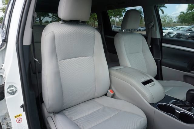 Used 2019 Toyota Highlander LE AWD/4WD image 7