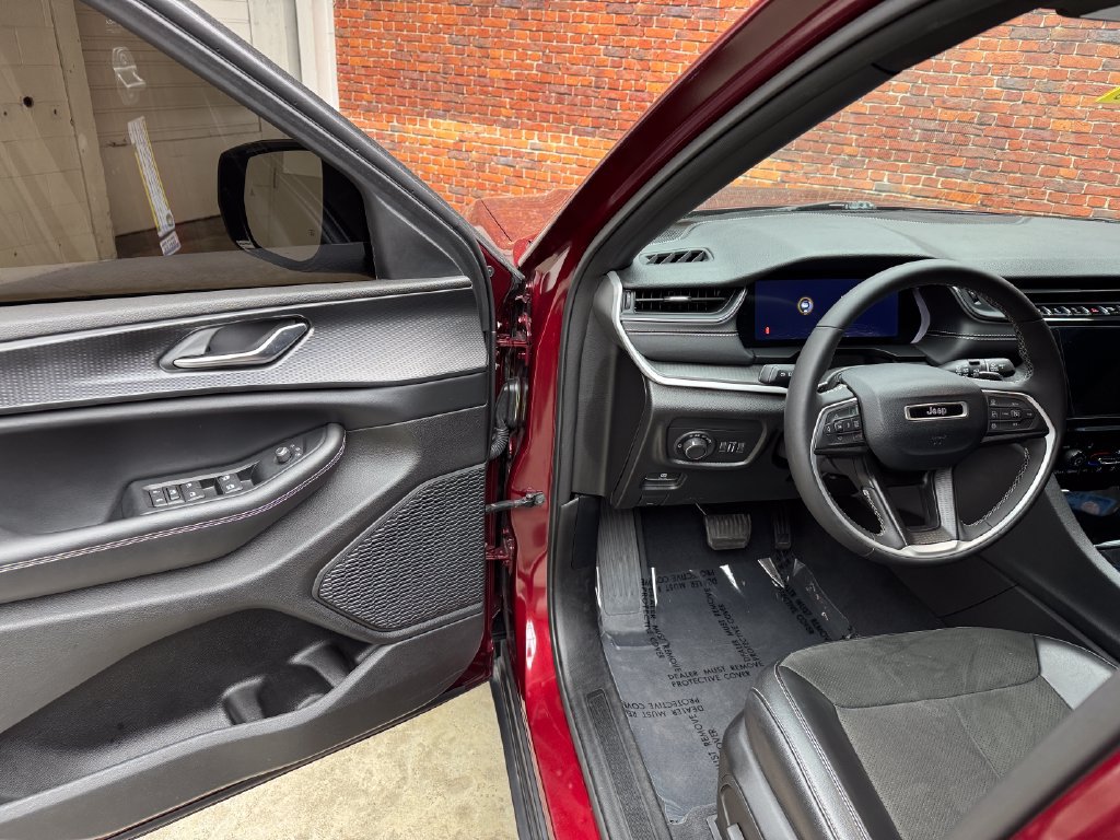 Used 2023 Jeep Grand Cherokee Altitude AWD/4WD image 9