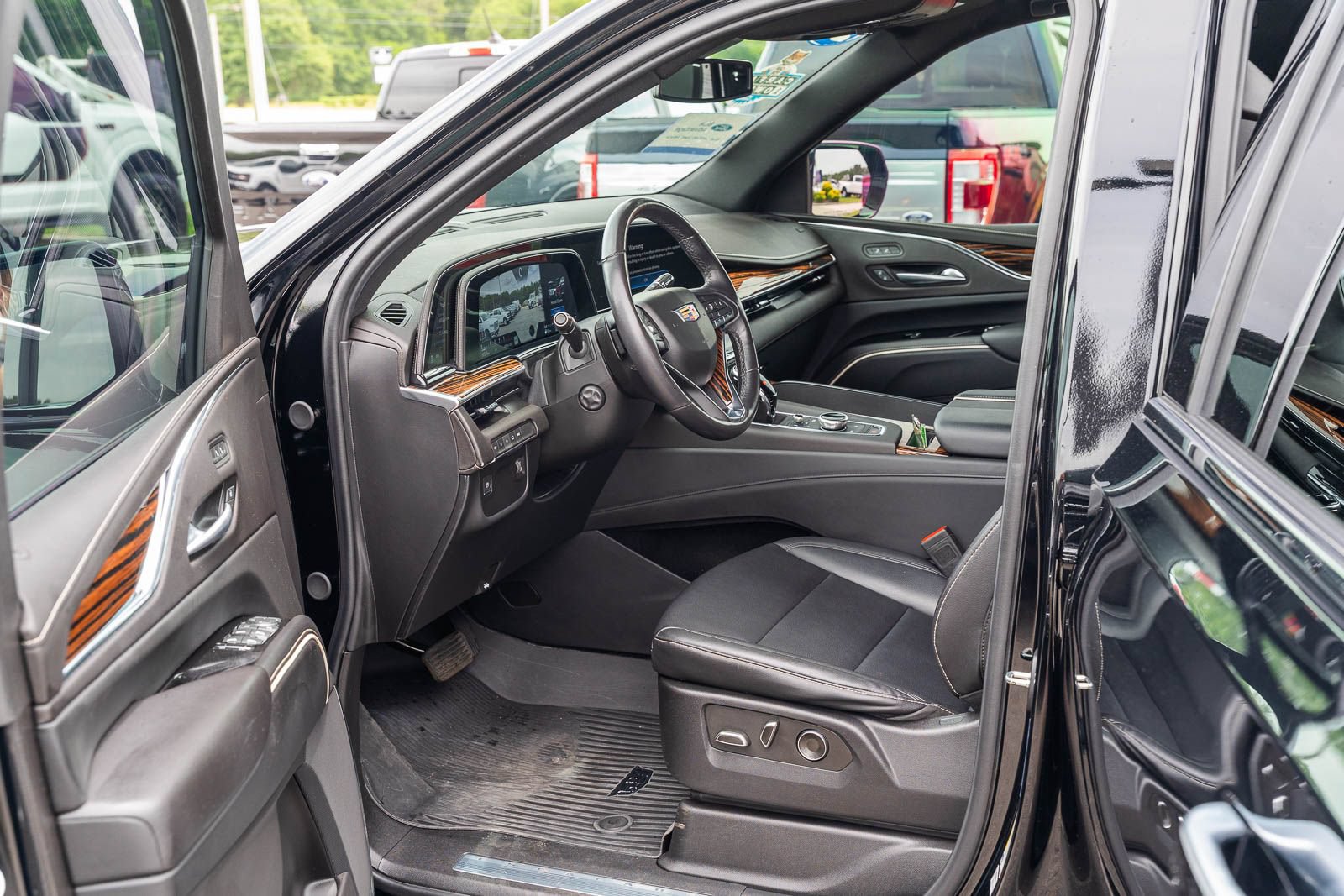 Used 2024 Cadillac Escalade Luxury w/ LPO, Floor Liner Package AWD/4WD image 20