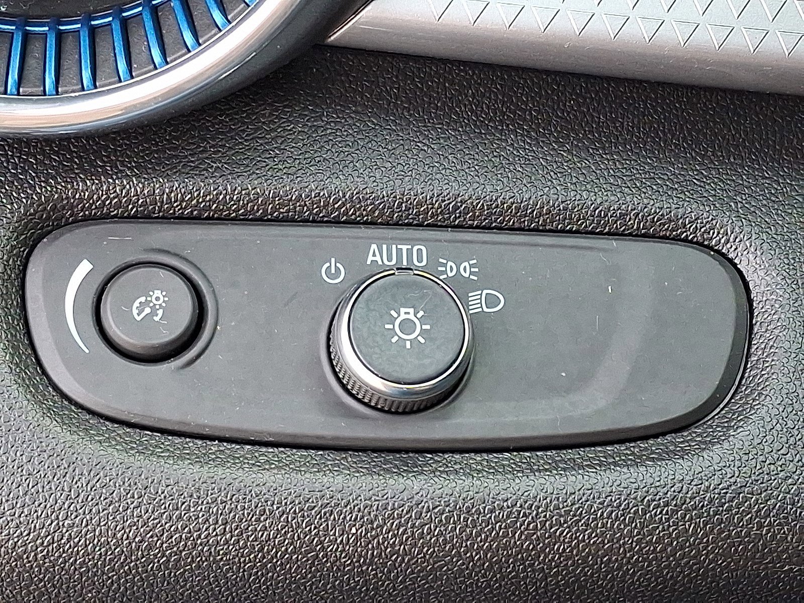 Used 2025 Chevrolet Trax LT w/ LT Convenience Package image 25