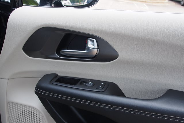 Used 2024 Chrysler Pacifica Touring-L FWD image 13