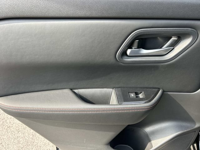 Used 2025 Nissan Rogue SV AWD/4WD image 18