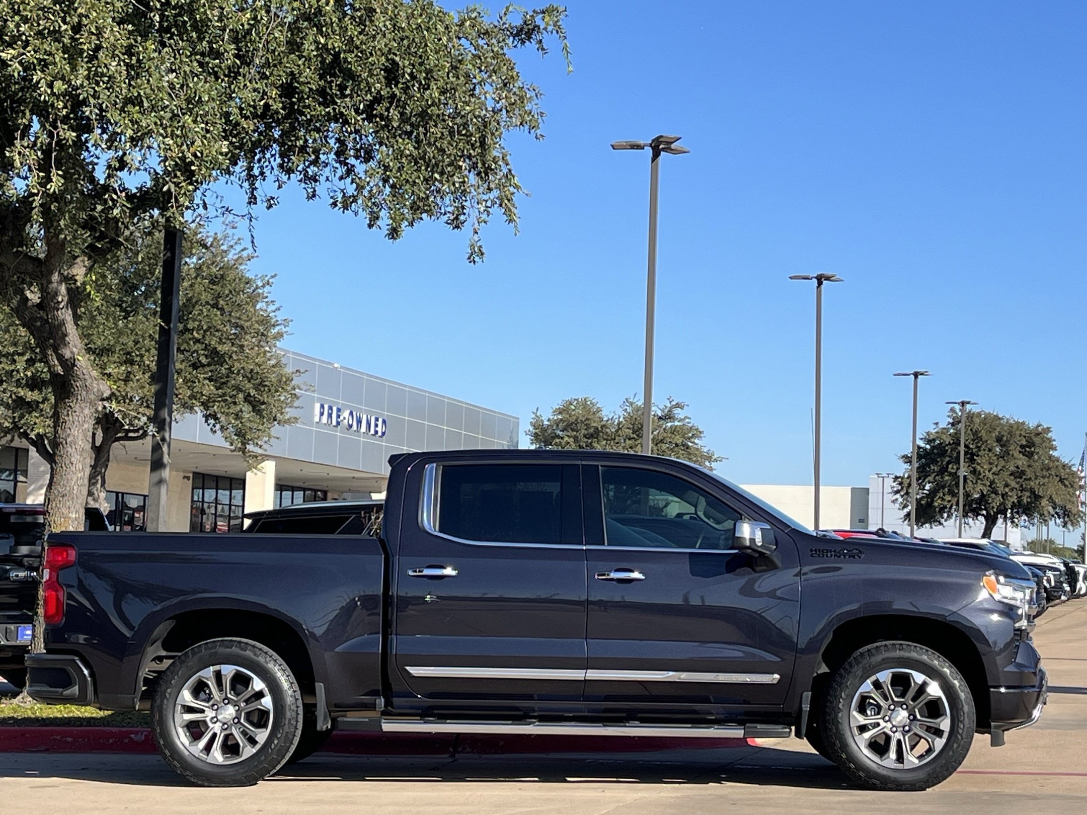 Used 2024 Chevrolet Silverado 1500 High Country w/ LPO, Dark Essentials Package AWD/4WD image 3