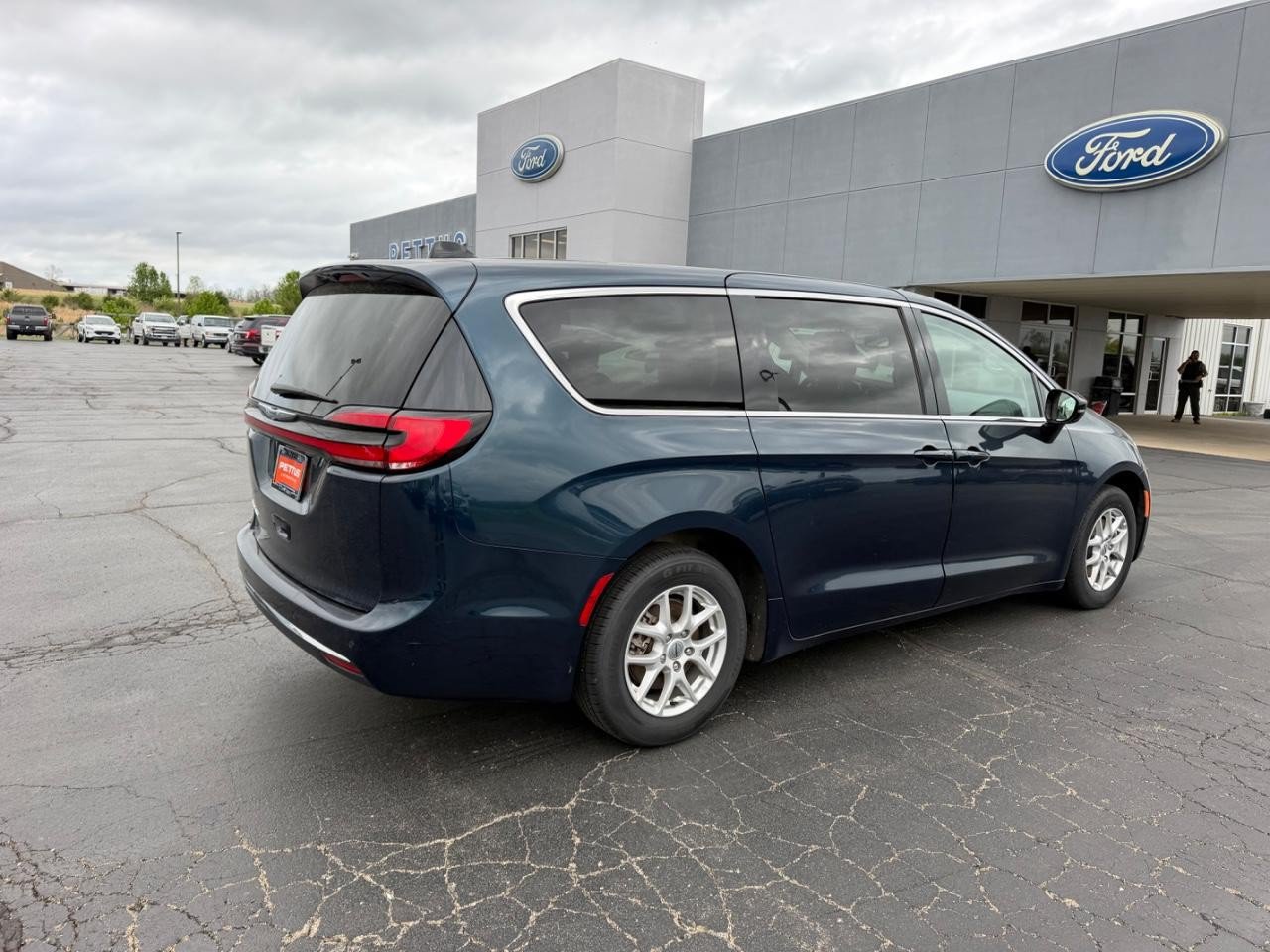 Used 2024 Chrysler Pacifica Touring-L FWD image 3
