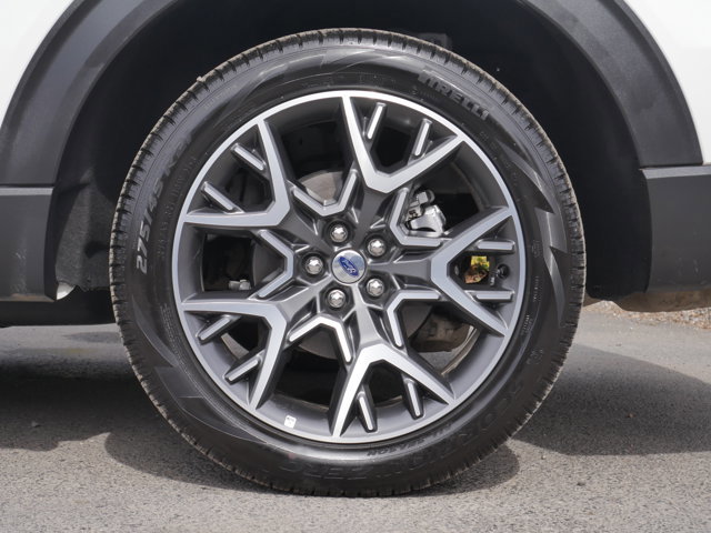 Certified 2025 Ford Explorer Platinum w/ Ultimate Package image 4