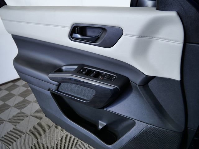 Used 2024 Nissan Pathfinder SV image 12