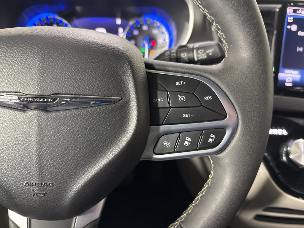 Used 2024 Chrysler Pacifica Touring-L FWD image 22