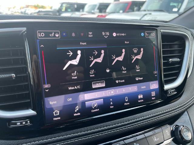 Used 2025 Chrysler Pacifica Limited FWD image 32