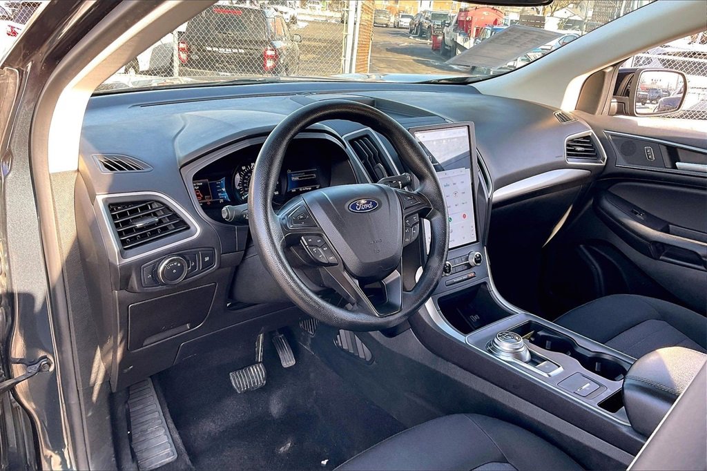 Certified 2022 Ford Edge SE w/ Black Appearance Package image 12