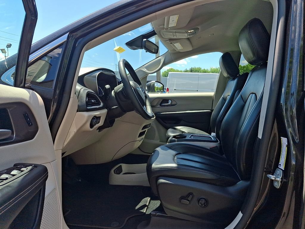 Used 2023 Chrysler Pacifica Touring-L FWD image 14