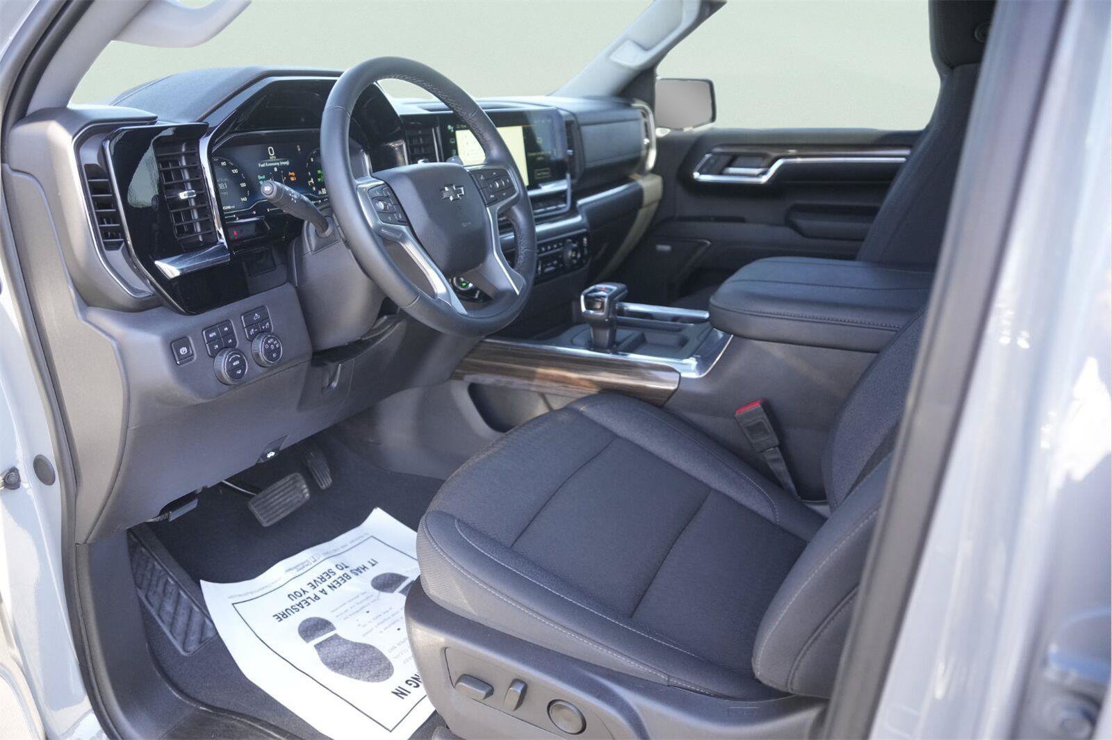 Used 2024 Chevrolet Silverado 1500 LT Trail Boss w/ Convenience Package II AWD/4WD image 8