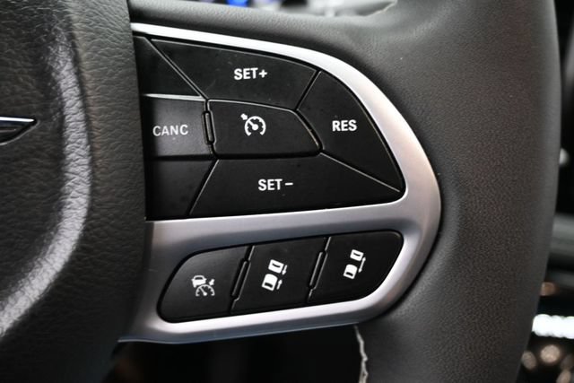 Used 2025 Chrysler Pacifica Select FWD image 15
