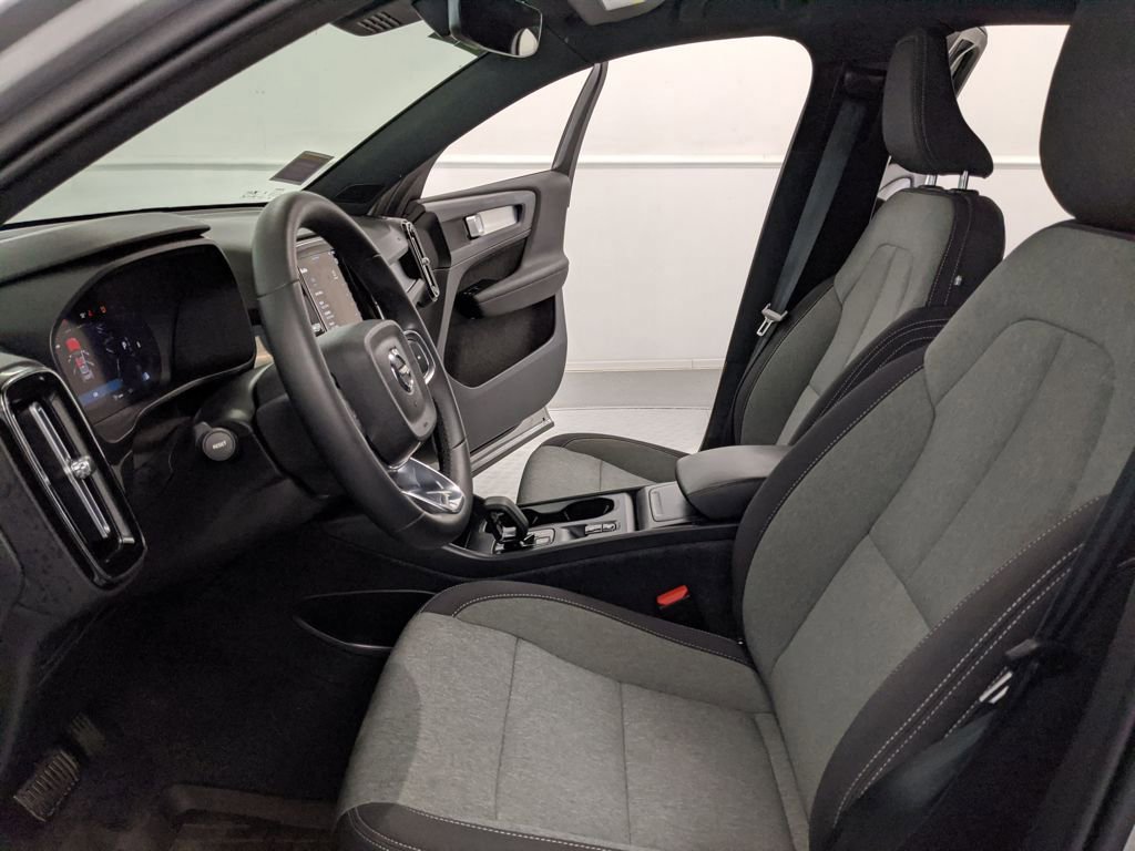 Used 2024 Volvo XC40 B5 Core image 15