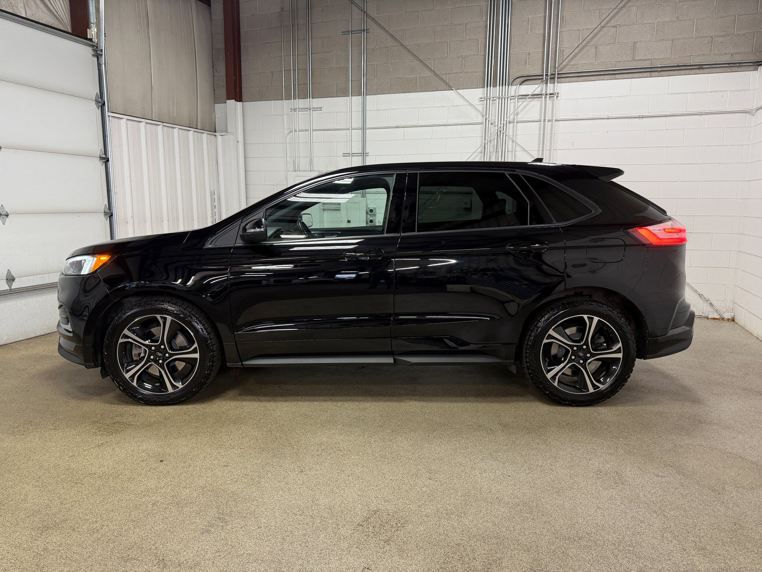Certified 2020 Ford Edge ST w/ Cold Weather Package AWD/4WD image 6