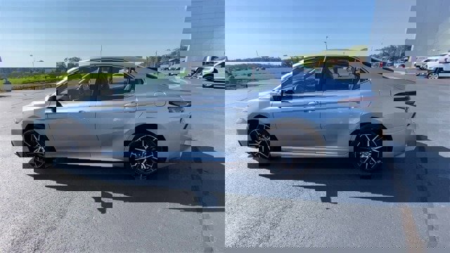 Used 2024 Toyota Camry SE image 3