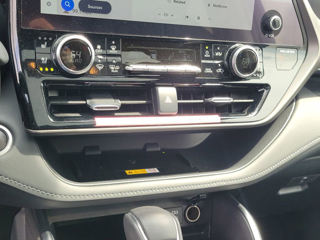 Used 2024 Toyota Highlander Limited AWD/4WD image 28