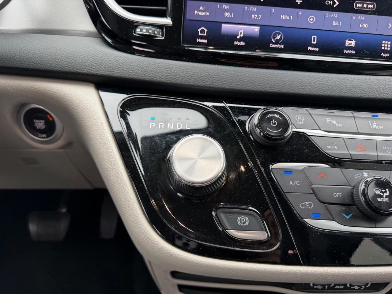 Used 2024 Chrysler Pacifica Touring-L FWD image 19