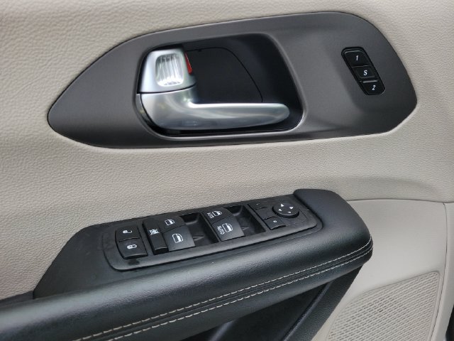 Used 2024 Chrysler Pacifica Limited FWD image 23