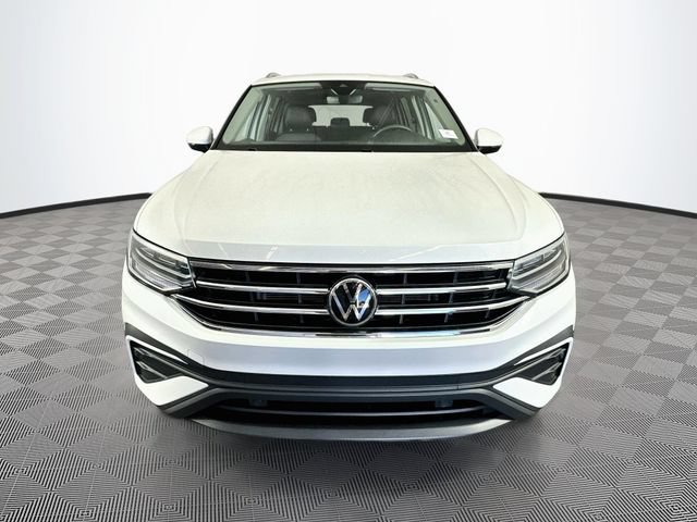 Used 2023 Volkswagen Tiguan SE w/ Panoramic Sunroof Package FWD image 5