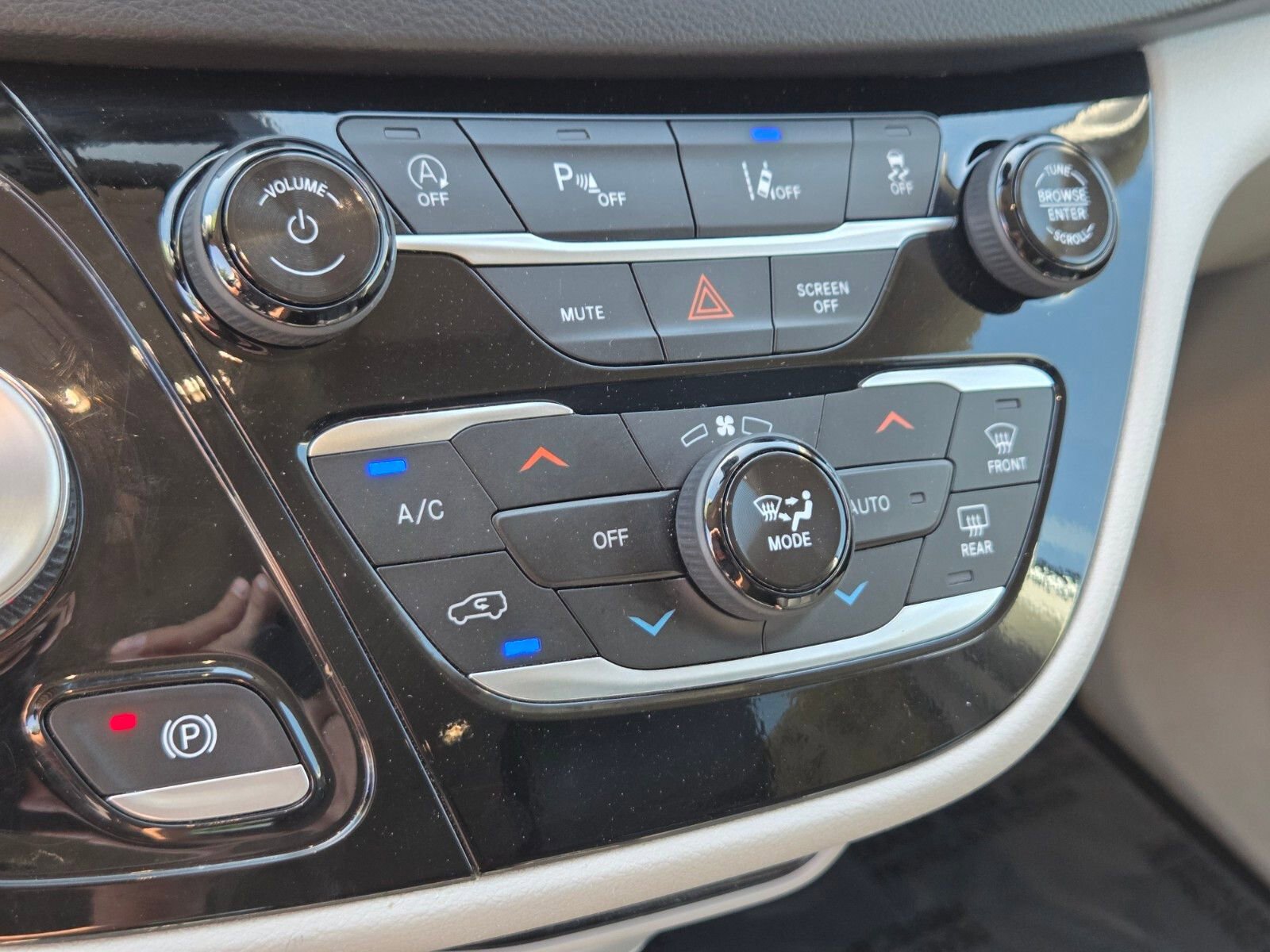 Used 2024 Chrysler Pacifica Touring-L FWD image 24