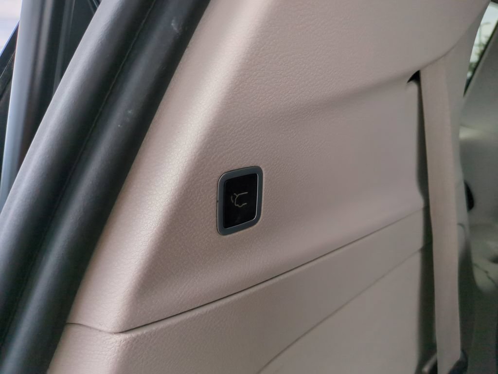 Used 2018 Chrysler Pacifica Touring-L FWD image 13