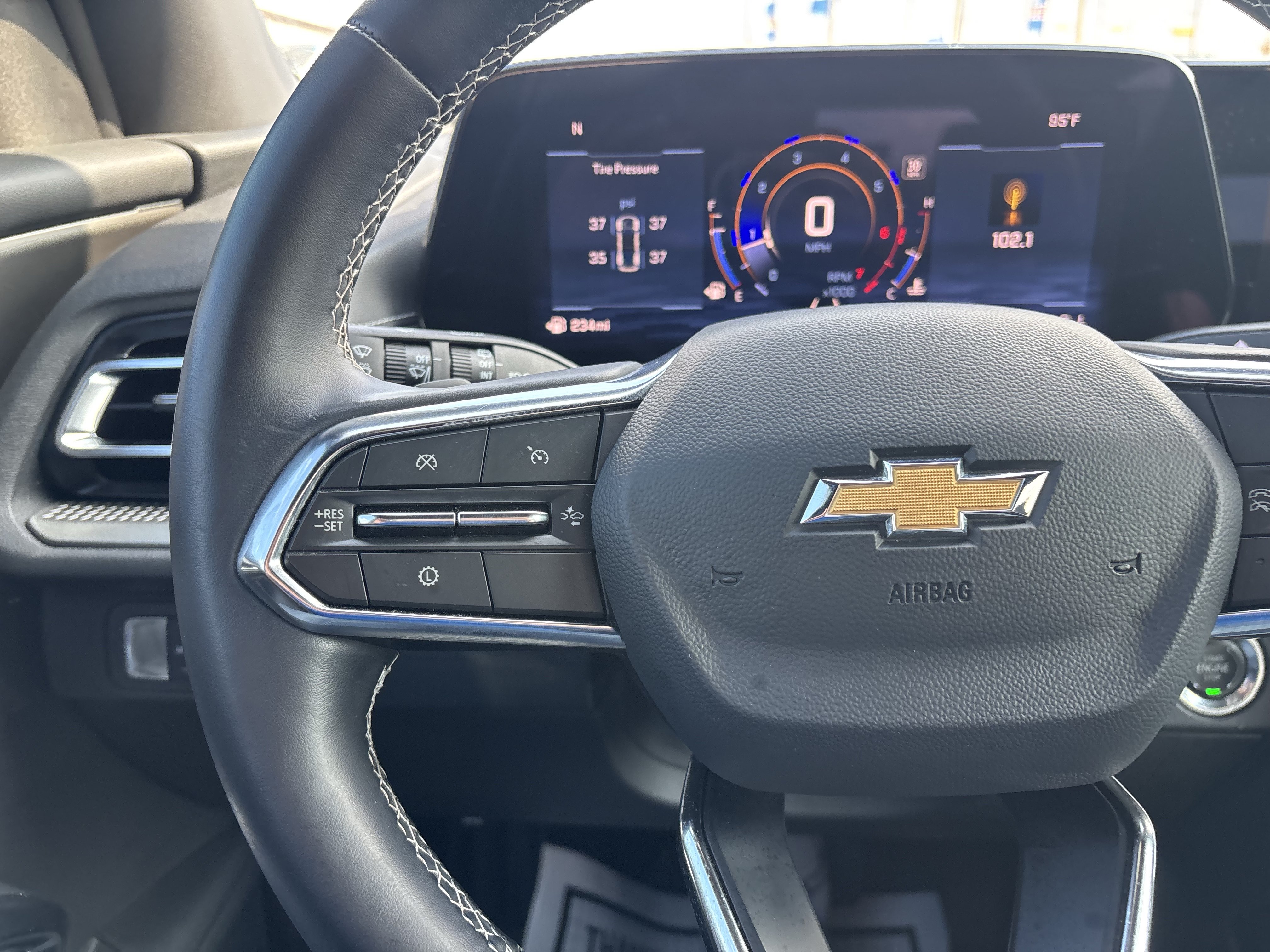 Used 2025 Chevrolet Traverse LT w/ Driver Confidence Package FWD image 32