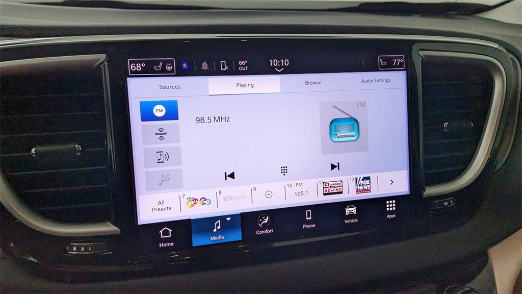 Used 2024 Chrysler Pacifica Touring-L image 23