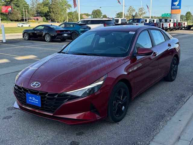Used 2023 Hyundai Elantra SEL w/ Preferred Accessory Package FWD image 32