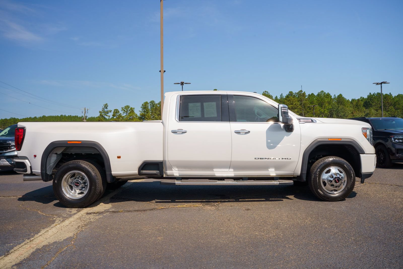 Used 2023 GMC Sierra 3500 Denali w/ Denali Ultimate Package AWD/4WD image 7