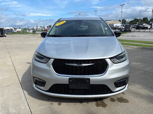 Used 2024 Chrysler Pacifica Limited FWD image 3