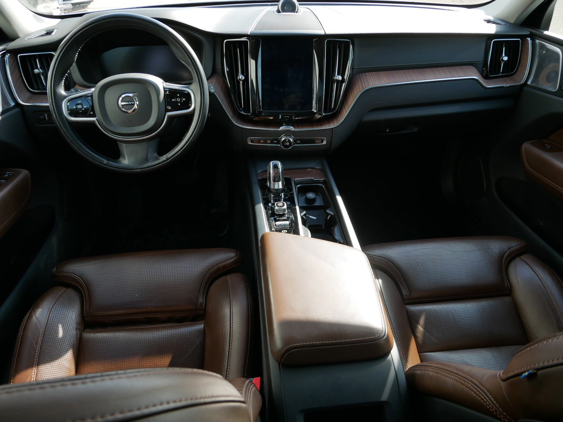 Used 2019 Volvo XC60 T8 Inscription w/ Advanced Package image 12