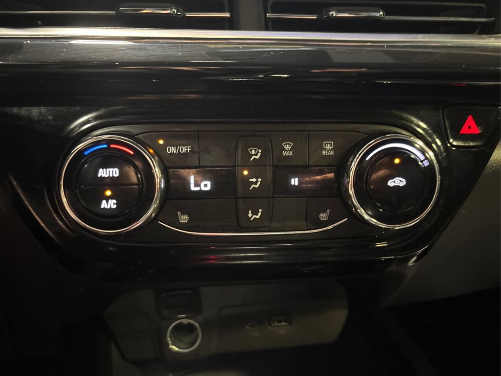 Used 2025 Chevrolet Trax RS w/ Sunroof Package FWD image 33