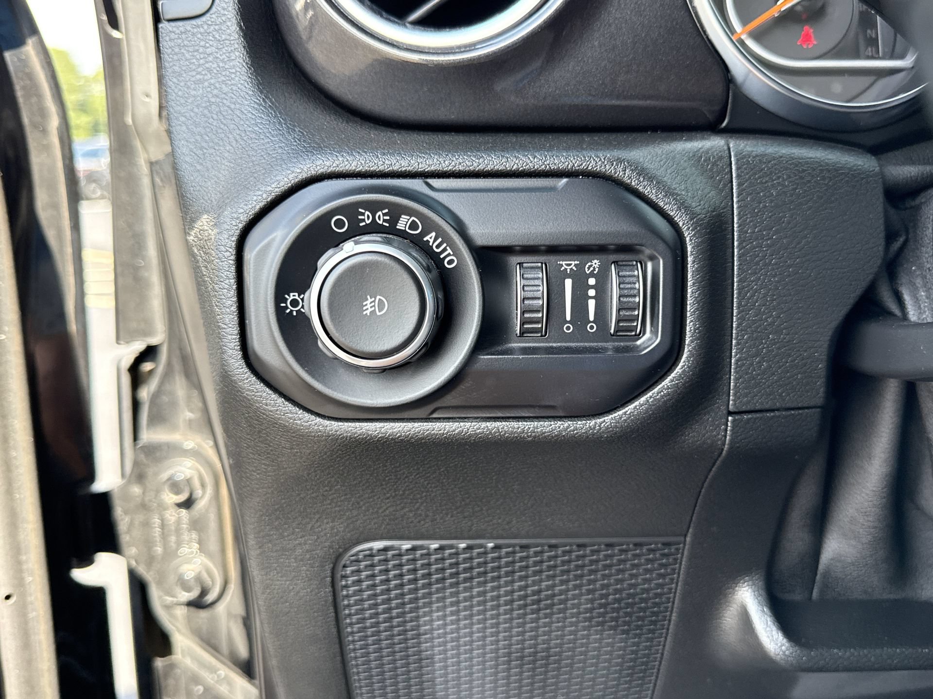 Used 2020 Jeep Wrangler Unlimited Sahara AWD/4WD image 14