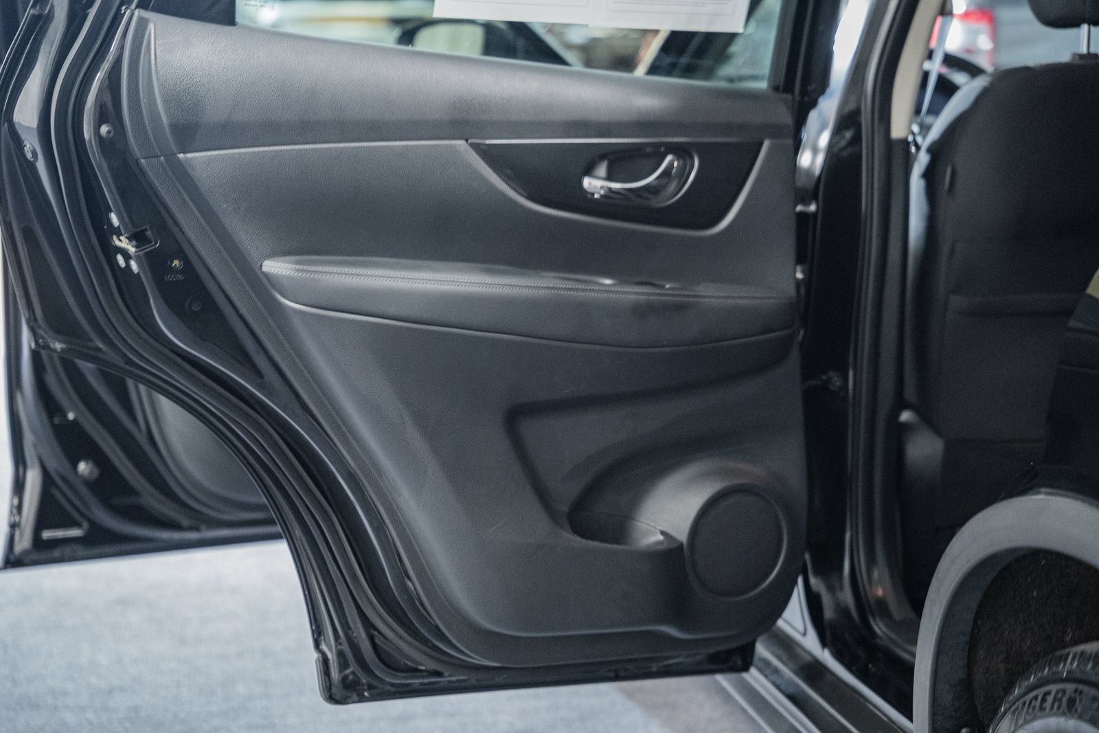 Used 2020 Nissan Rogue SV FWD image 37