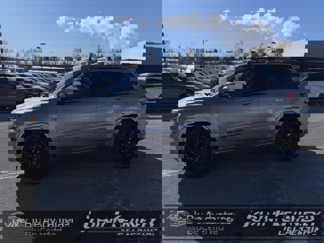 Used 2017 Jeep Grand Cherokee Altitude image 2