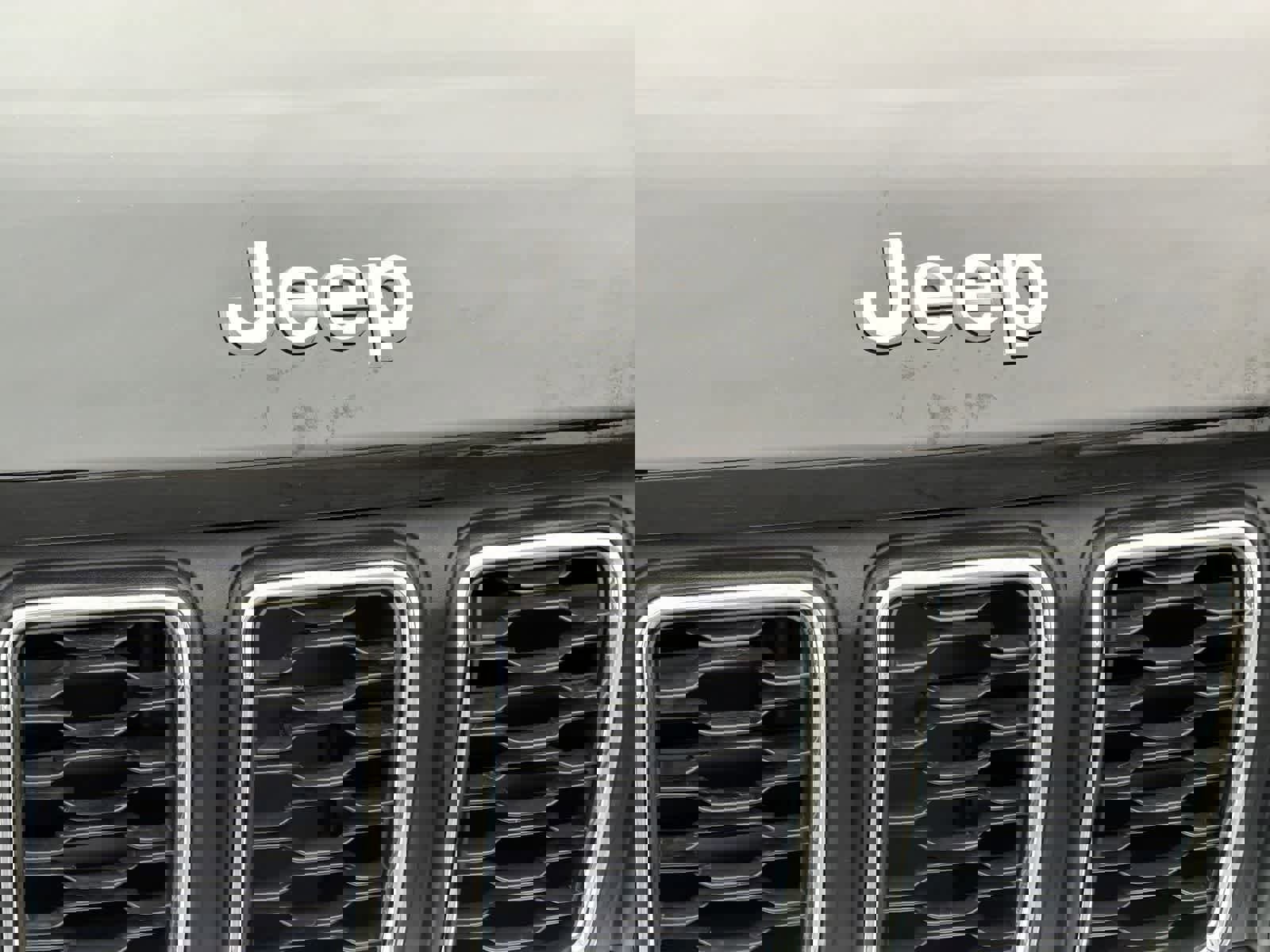 Used 2025 Jeep Grand Cherokee Laredo X image 12