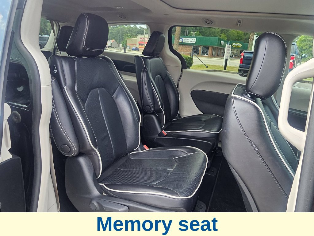 Used 2023 Chrysler Pacifica Limited FWD image 30