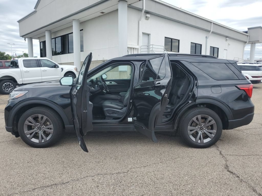 Certified 2025 Ford Explorer Active w/ Active Comfort Package AWD/4WD image 7