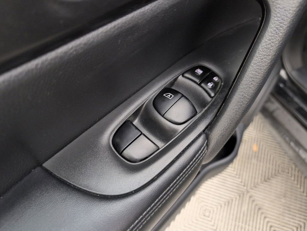 Used 2018 Nissan Rogue SV FWD image 31
