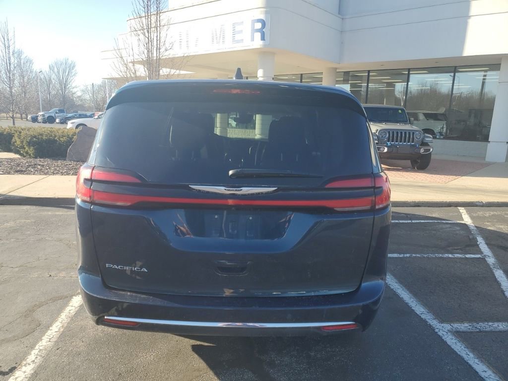 Used 2023 Chrysler Pacifica Touring-L image 8
