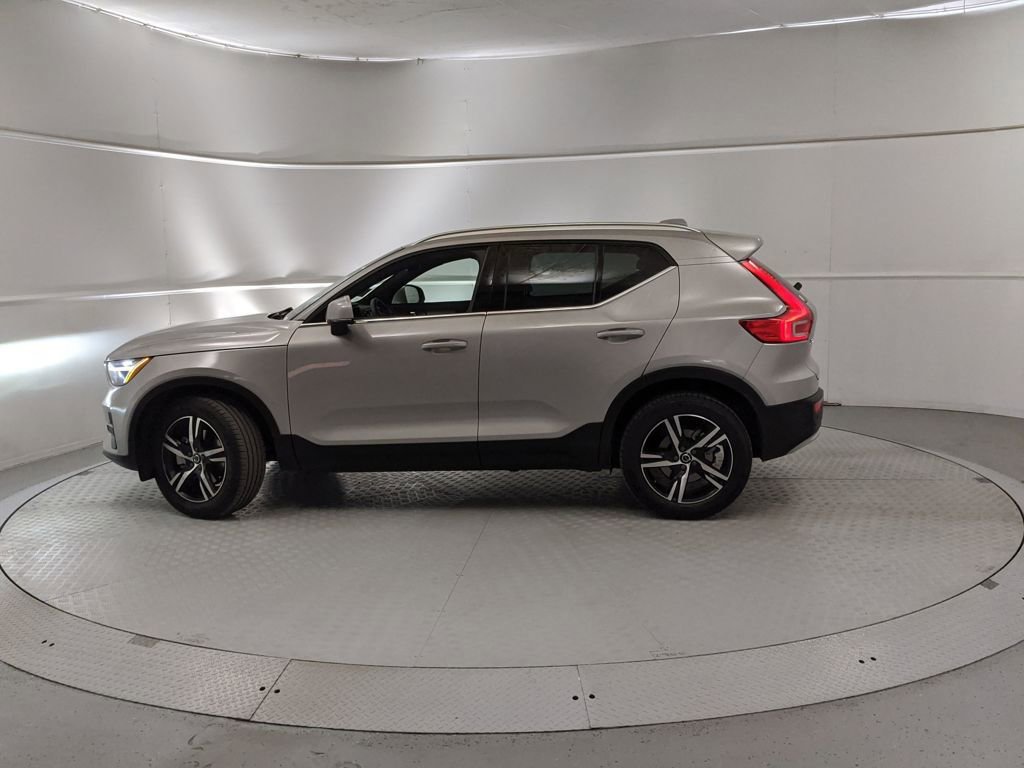 Used 2024 Volvo XC40 B5 Core image 2