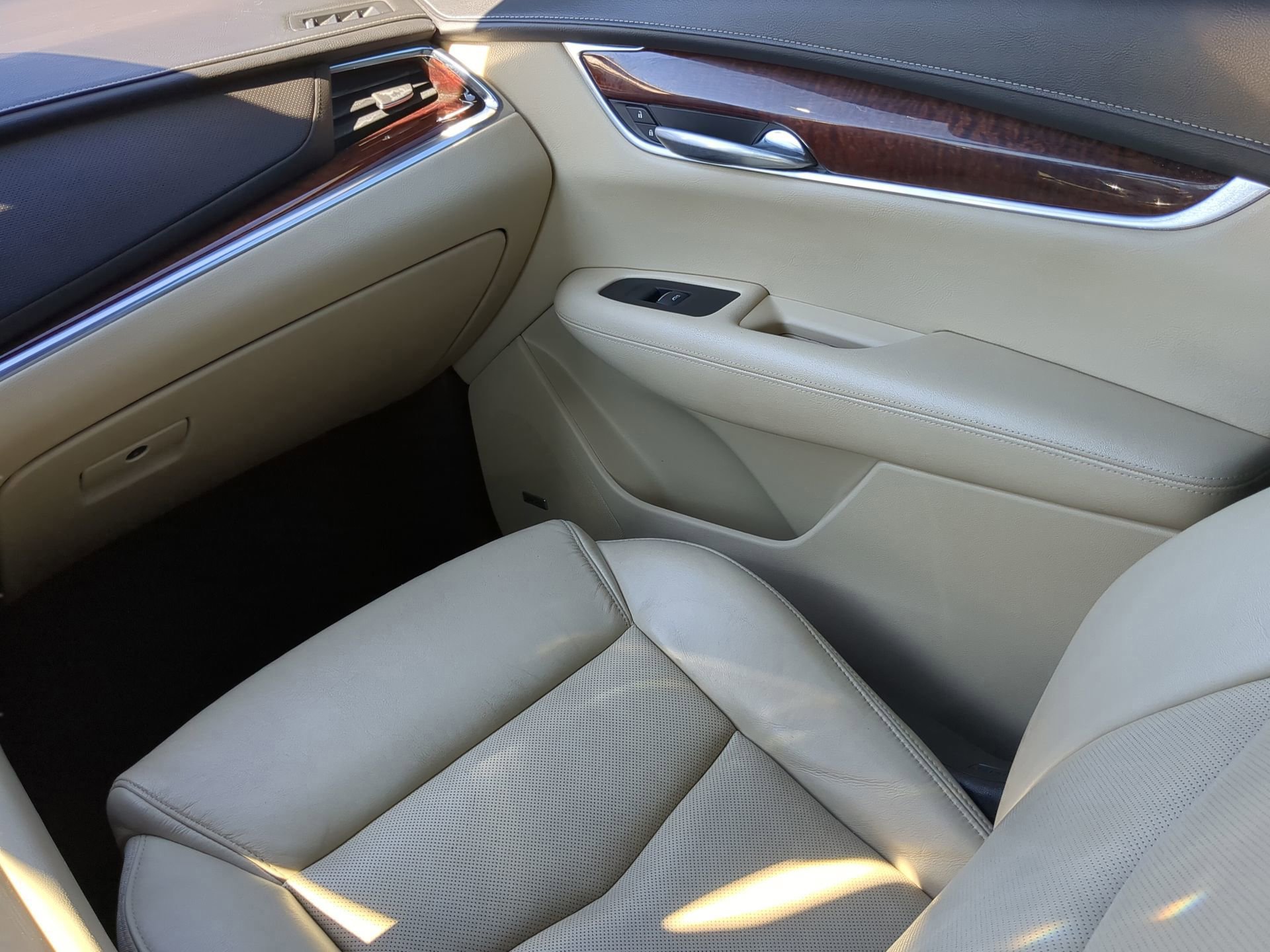 Used 2017 Cadillac XT5 Luxury w/ Driver Awareness Package image 40