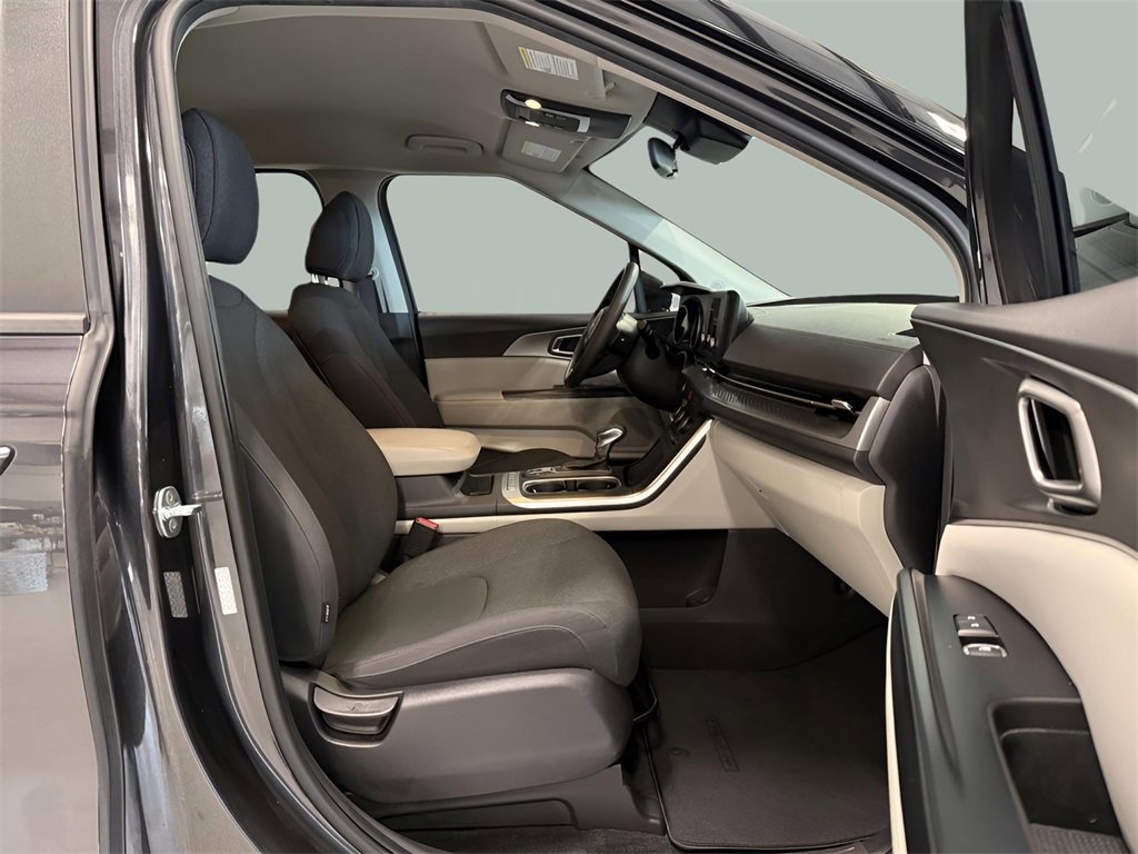 Used 2022 Kia Carnival LX image 27