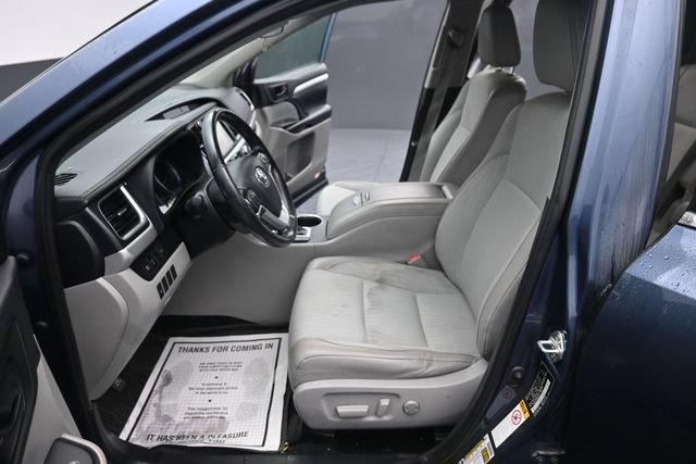 Used 2019 Toyota Highlander Plus AWD/4WD image 14