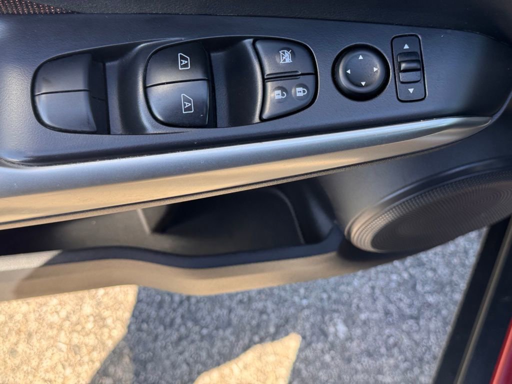 Used 2019 Nissan Kicks SR image 16