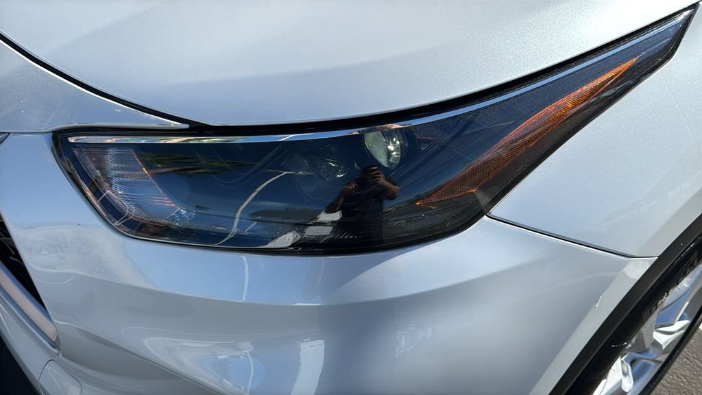 Used 2022 Toyota Highlander LE FWD image 6